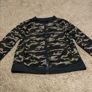 A hoodless Camo jacket w/ pockets